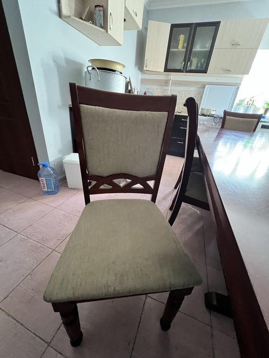 Продается стол со стульями.