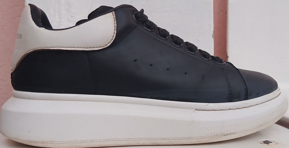 Alexander McQueen qora-oq krasofka 40 razmer