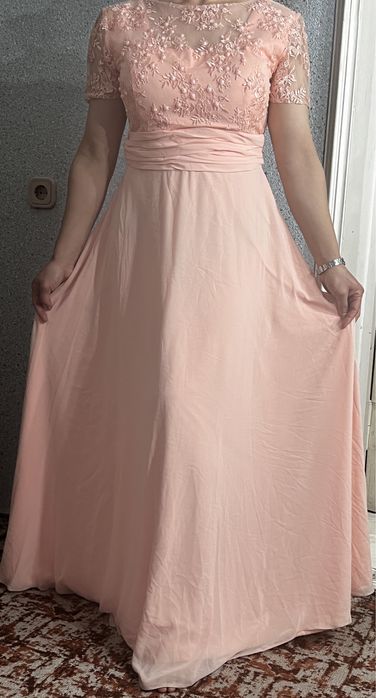 Вечернее платье в персиковом цвете