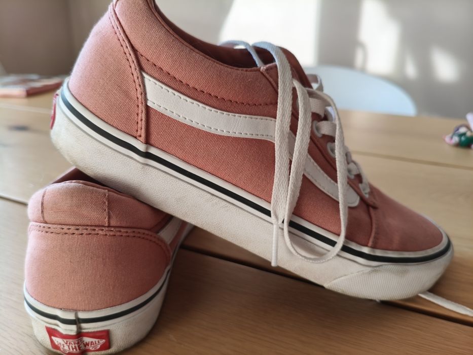 Продавам кецове Vans