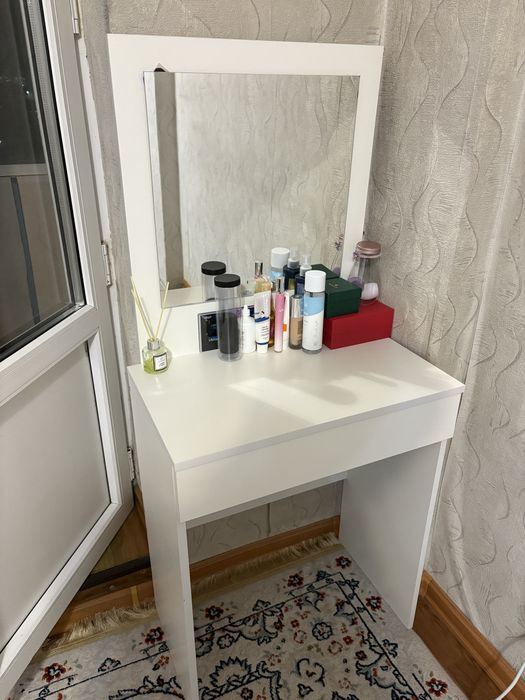 Продам туалетный столик