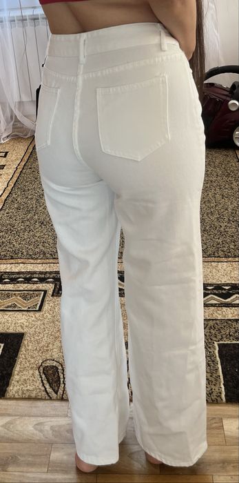 Новые белые джинсы