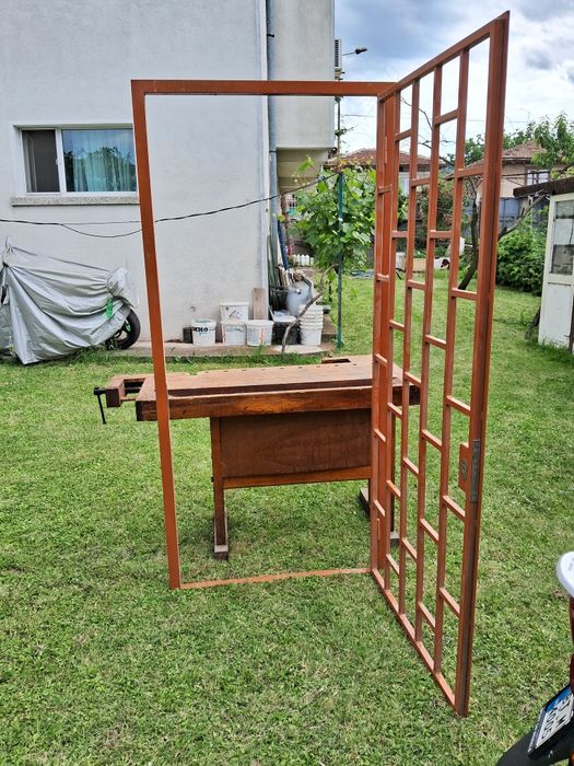 Метална врата с брава