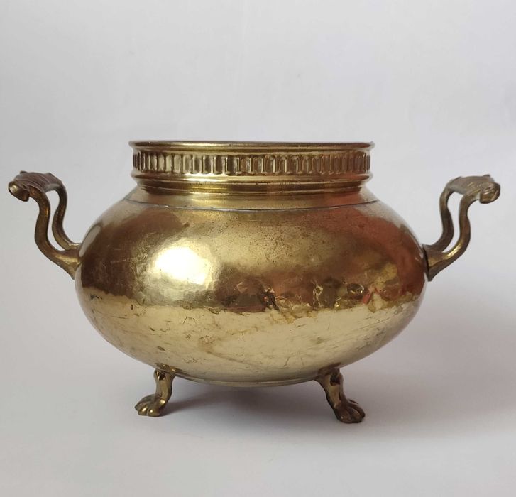 Голям старинен ръчно кован месингов съд с дръжки и крачета от бронз