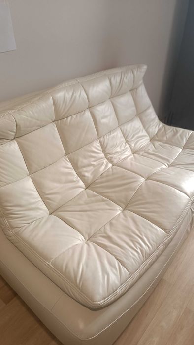 Белый кожаный двухместный диван