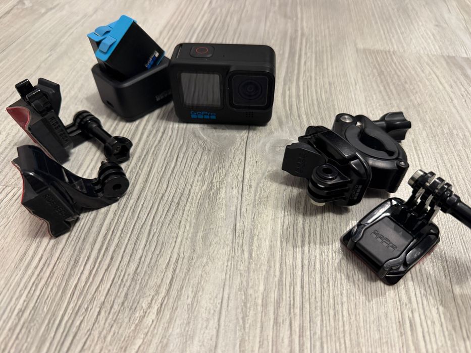 Cameră de acțiune GoPro HERO 10– Full HD/4K, stabilizare, accesorii incluse + încărcător dual