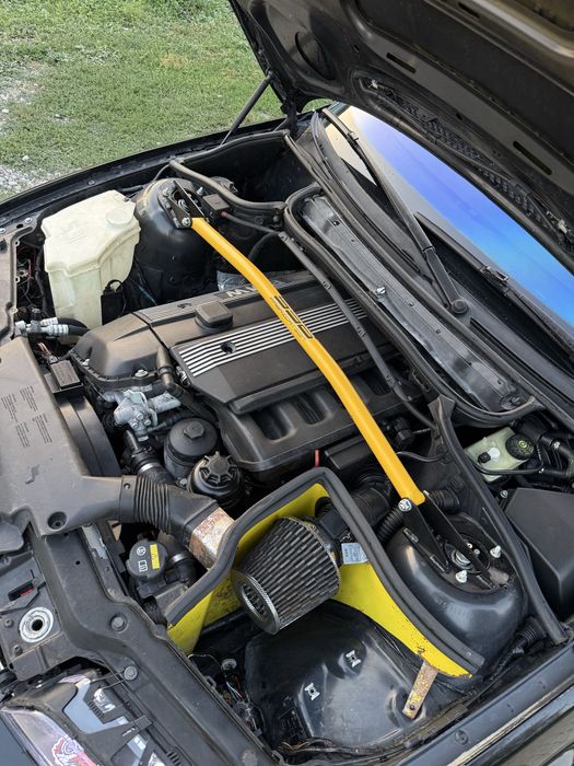 BMW E46 320i.