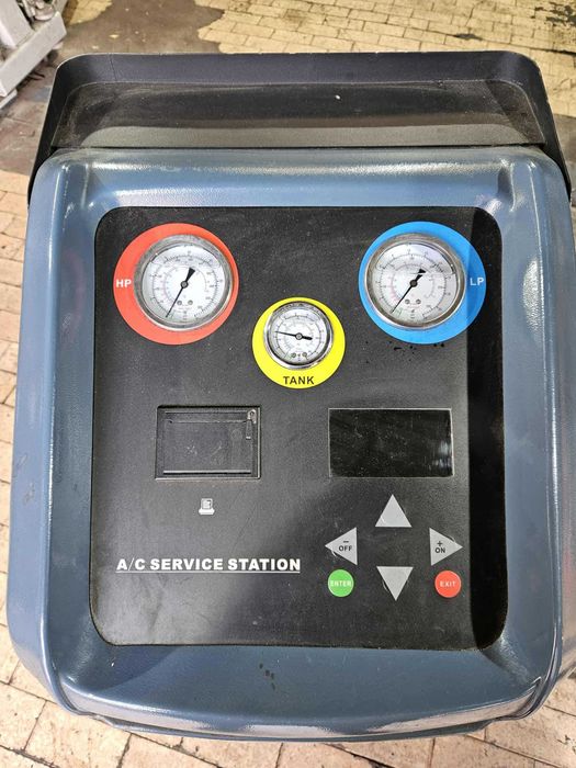 Машина за авто климатици нова почти неизползвана.