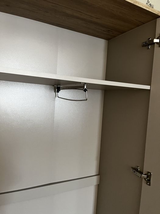 Современно красивый шкаф для одежды