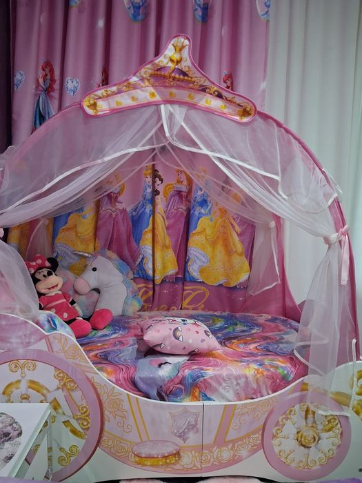 Pat fetițe trăsură și dulap