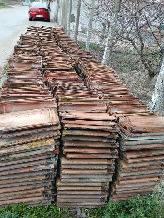 Керемиди около 1300бр.цена 250евро всички.