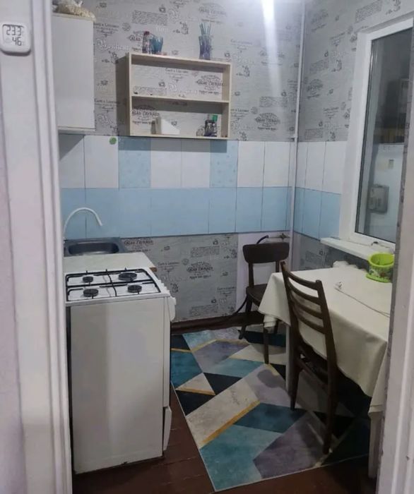 Стол кухонный 2 стулья и коврик