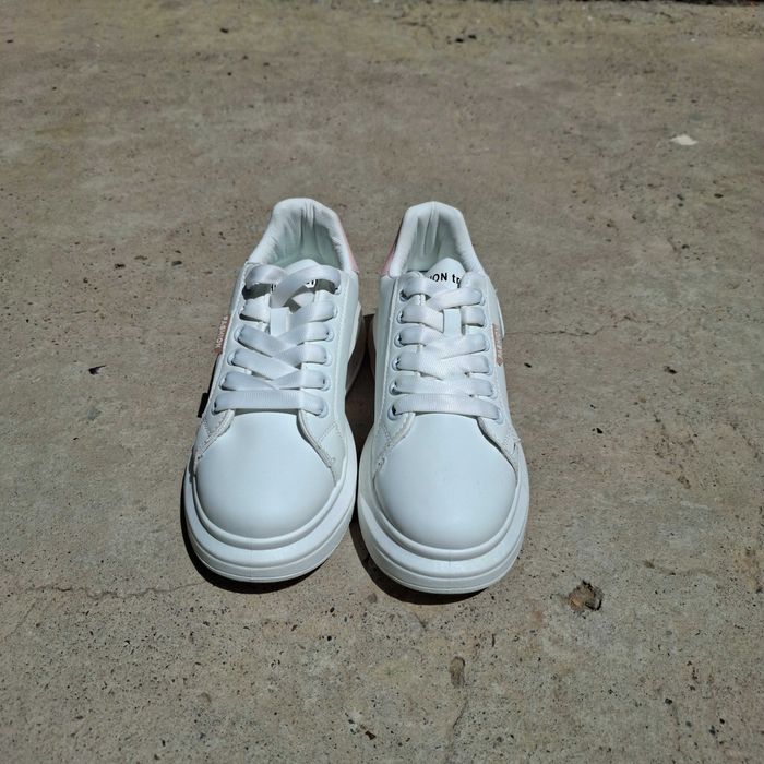 Кроссовка киген қыз сорақы