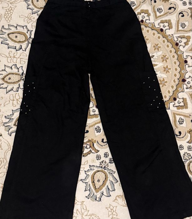 Джинсы черные.