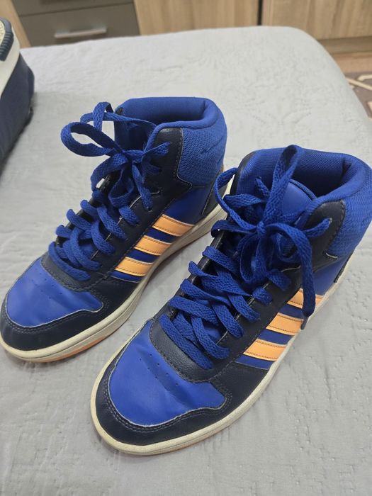 Децки маратонки и бутонки