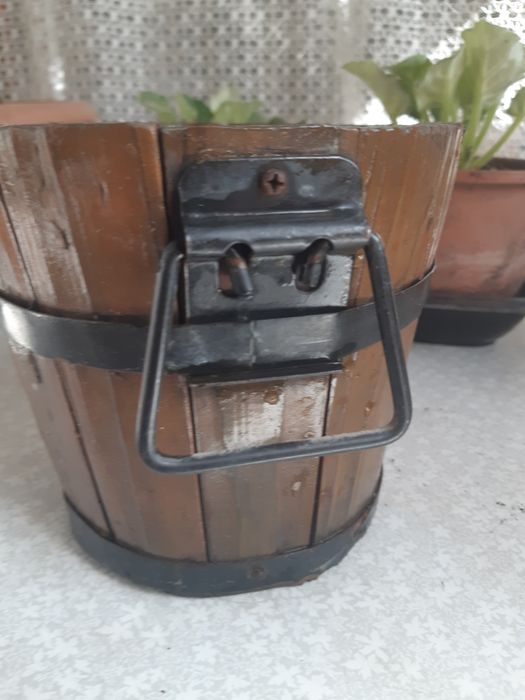 Кашпо из дерева с железным ободом