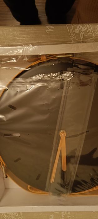 Ceas de perete cu cadran metalic