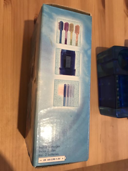 Електрическа четка за зъби с 4 накрайника