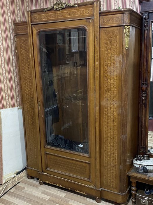 Аникварный шкаф