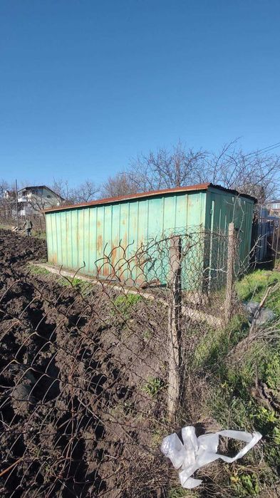 Продавам метален гараж