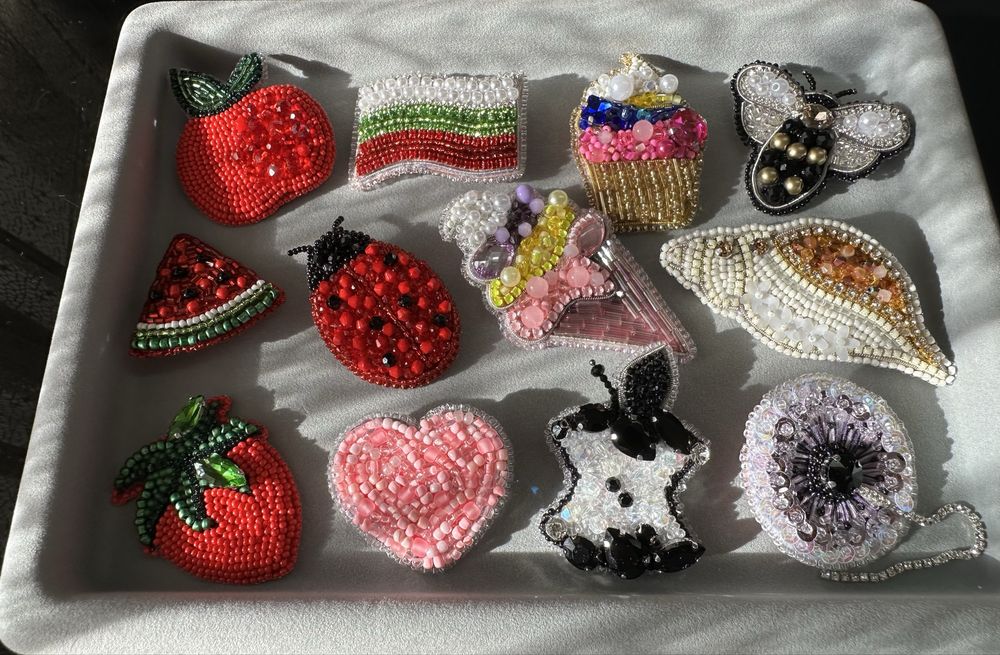 Ръчноизработени брошки с мъниста