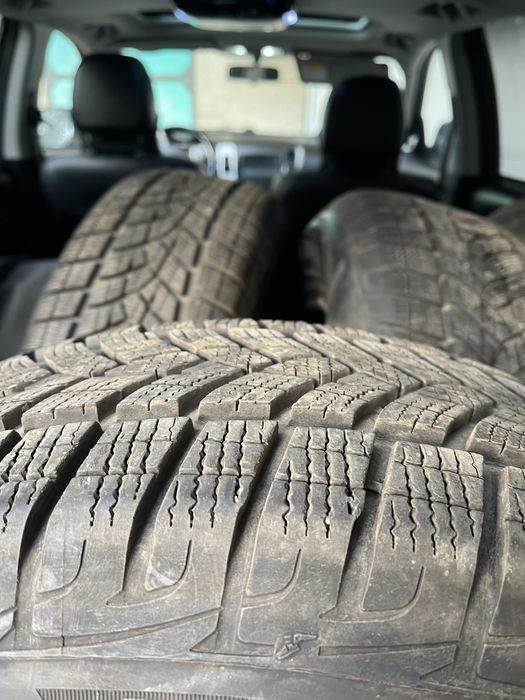 215 70 16 перфектни зимни гуми GOODYEAR