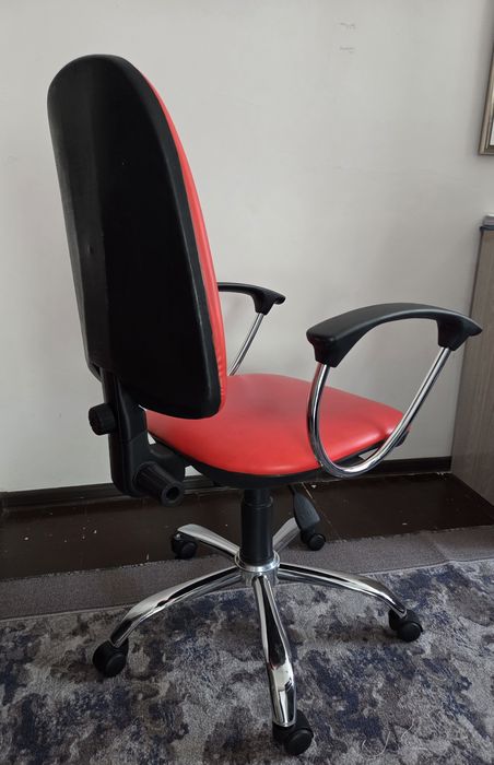 Кресло компьютерное, хорошее состояние.