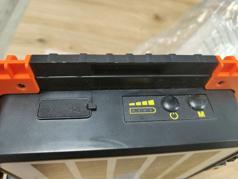 Proiector LED Solar Multifuncțional IP66 – Reîncărcabil, 2700K–6500K, Nou