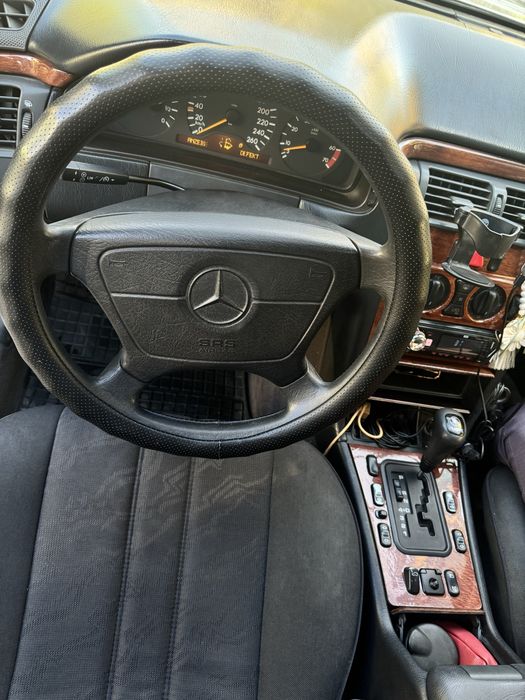 Продам автомобиль Мерседес Е280 контр.двиг. 1997