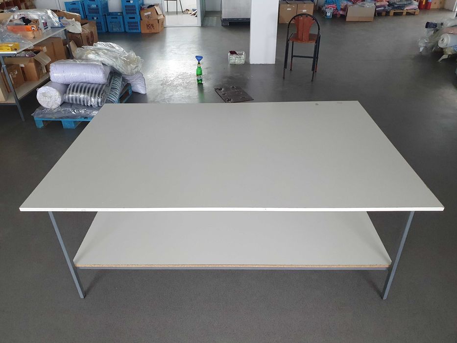 Работни маси с метална рамка