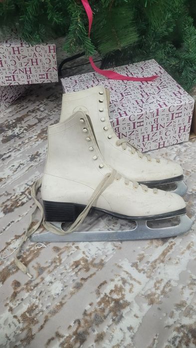 Продам коньки за 8000