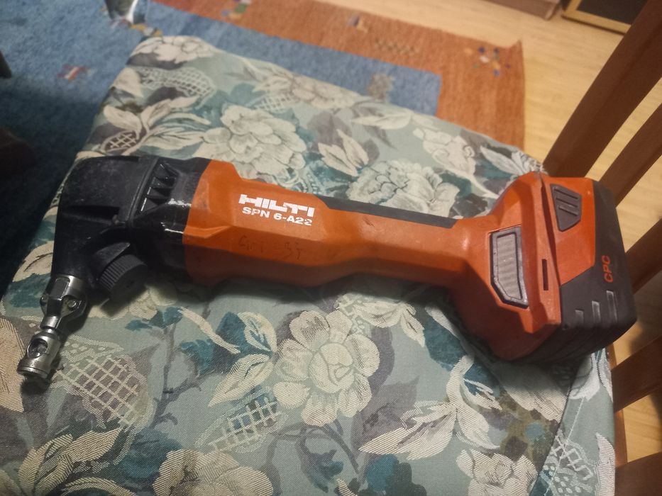 Акумулаторен нагер (ножица за ламарина ) Hilti