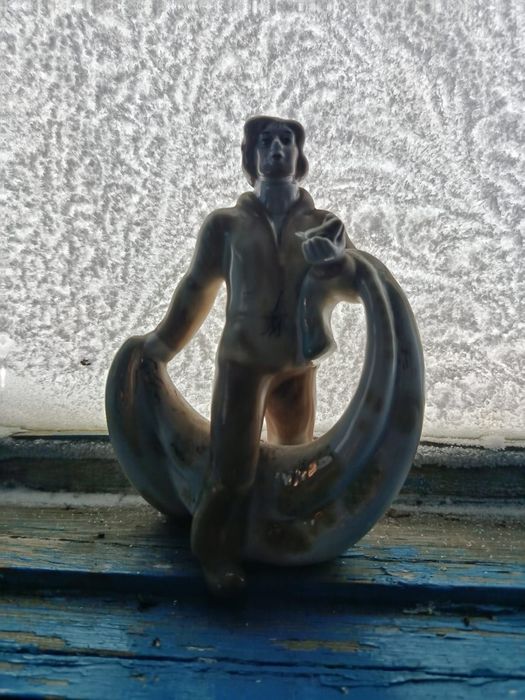 Фарфоровая статуэтка «Рыбак с неводом»