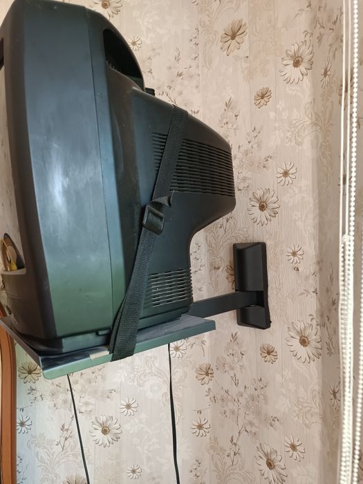 Телевизор LC с подвесной  полкой.