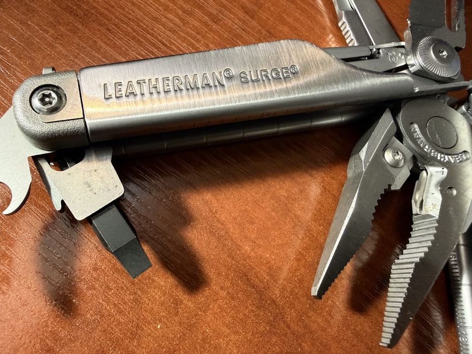 Мультитул Leatherman Surge