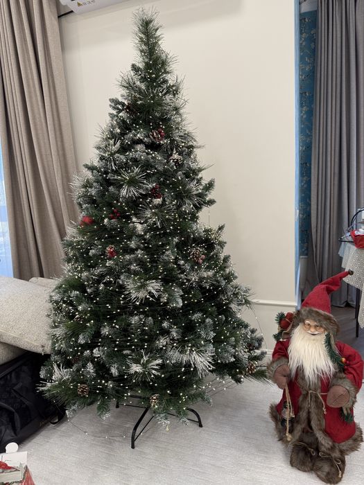 Елка 1,8 м длина , с шишками и ягодами . С эффектом снега.