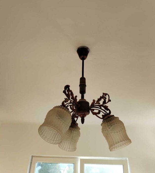 Vând 4 lustre la preț de 1