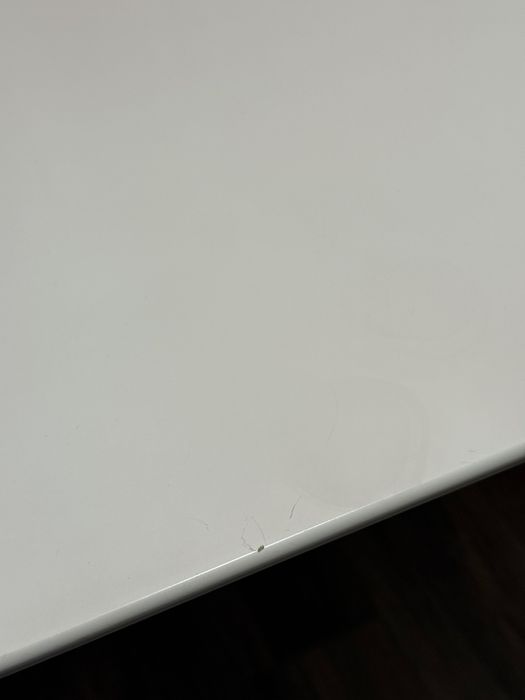 Бяла трапезна маса