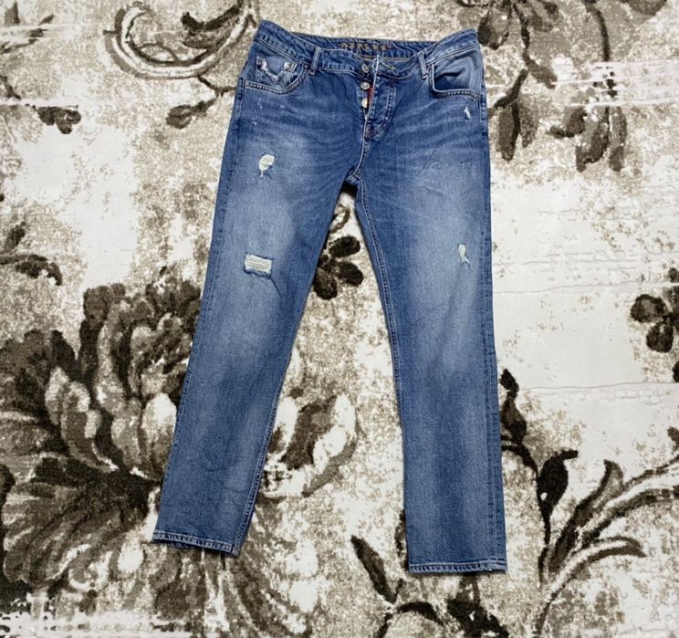 Pantaloni eleganti si blugi