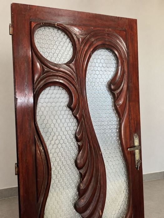 Ușă veche din lemn sculptat, cu sticlă decorativă și feronerie