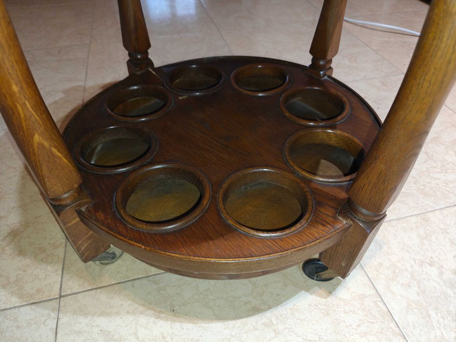 Masuta rotunda din stejar pentru colectie de bauturi