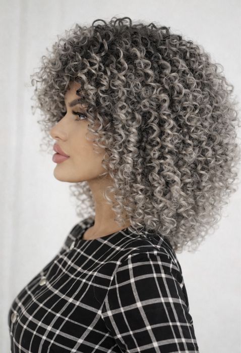 Peruca scurta gri bucle , volum natural