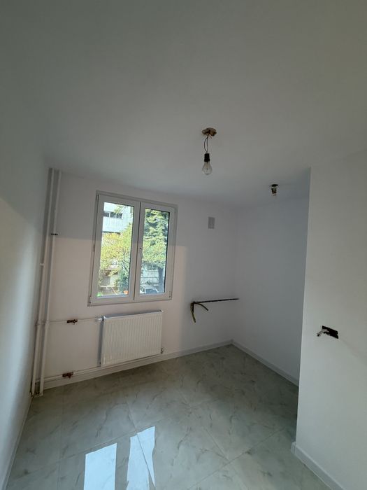 Apartament decomandat 3 camere .  Apartamentul are centrala de bloc ( centrala pe scara )