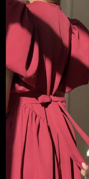 Бордовое платье футляр