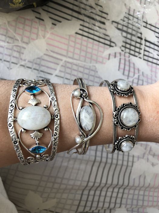 Браслеты с Лунным камнем, Чароитом и жемчугом