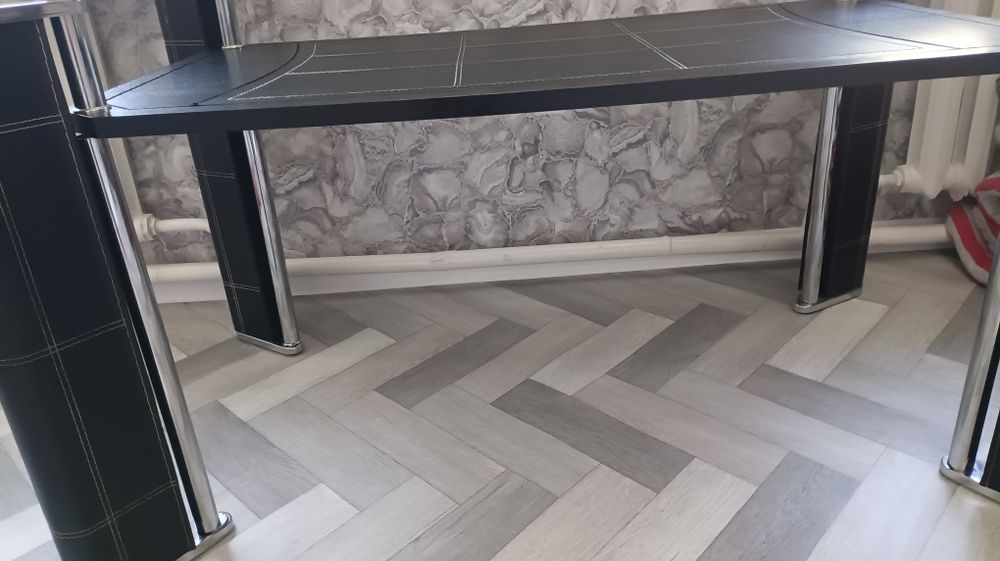 Продам срочно стол коленное стекло