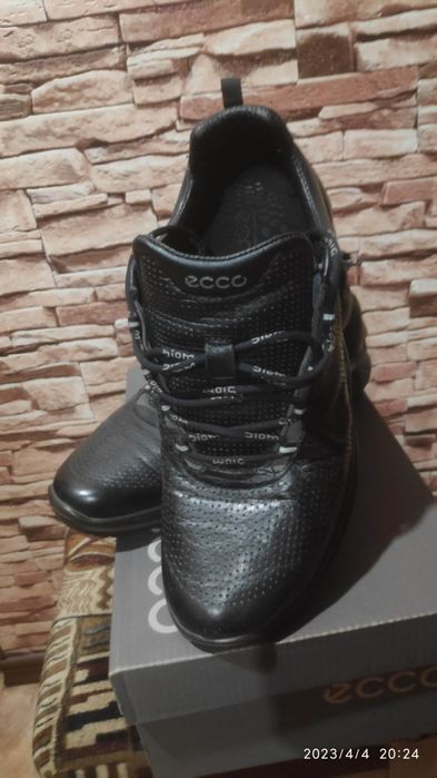 Продаются демисезонные кроссовки ECCO 41 р