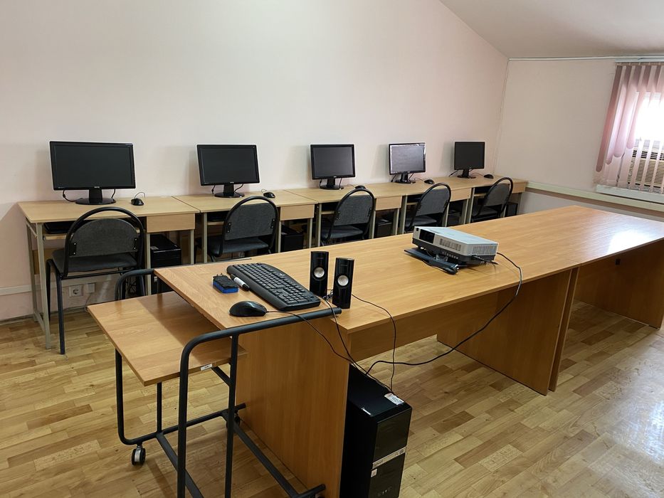 Компьютер и стол