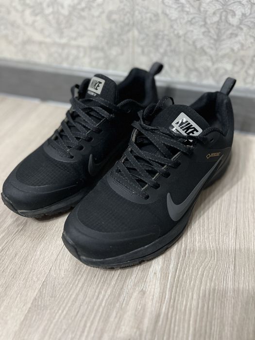 Продам кроссовки , надевал один сезон