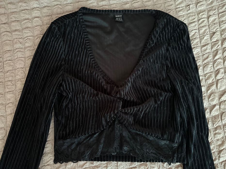 Дамска скъсена блузка с акцент - дантела